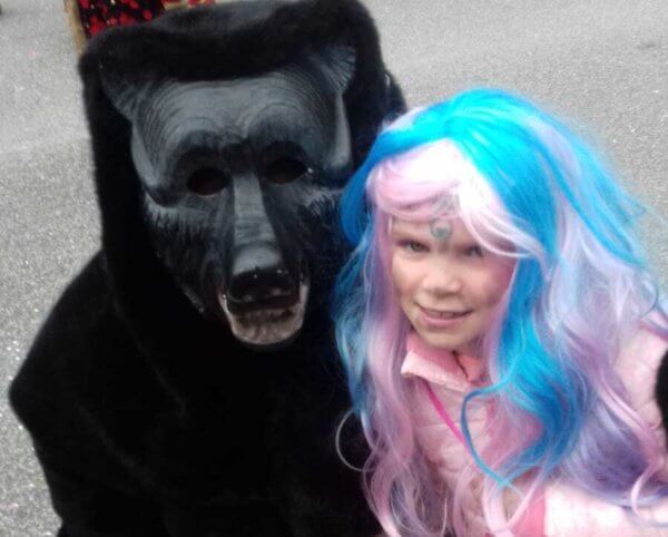 medvével egy jelmezes kislány